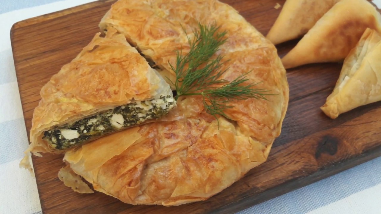 Plăcinta grecească „Spanakopita” cu spanac și brânză feta